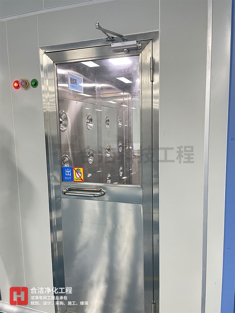 電子凈化車間風(fēng)淋室的圖片